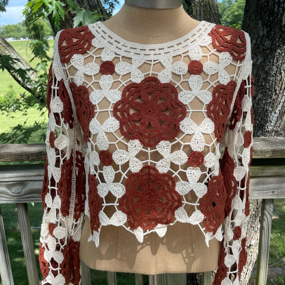 American Flirt Red/Brown and Cream Crocheted Top with Long Sleeves NWT M